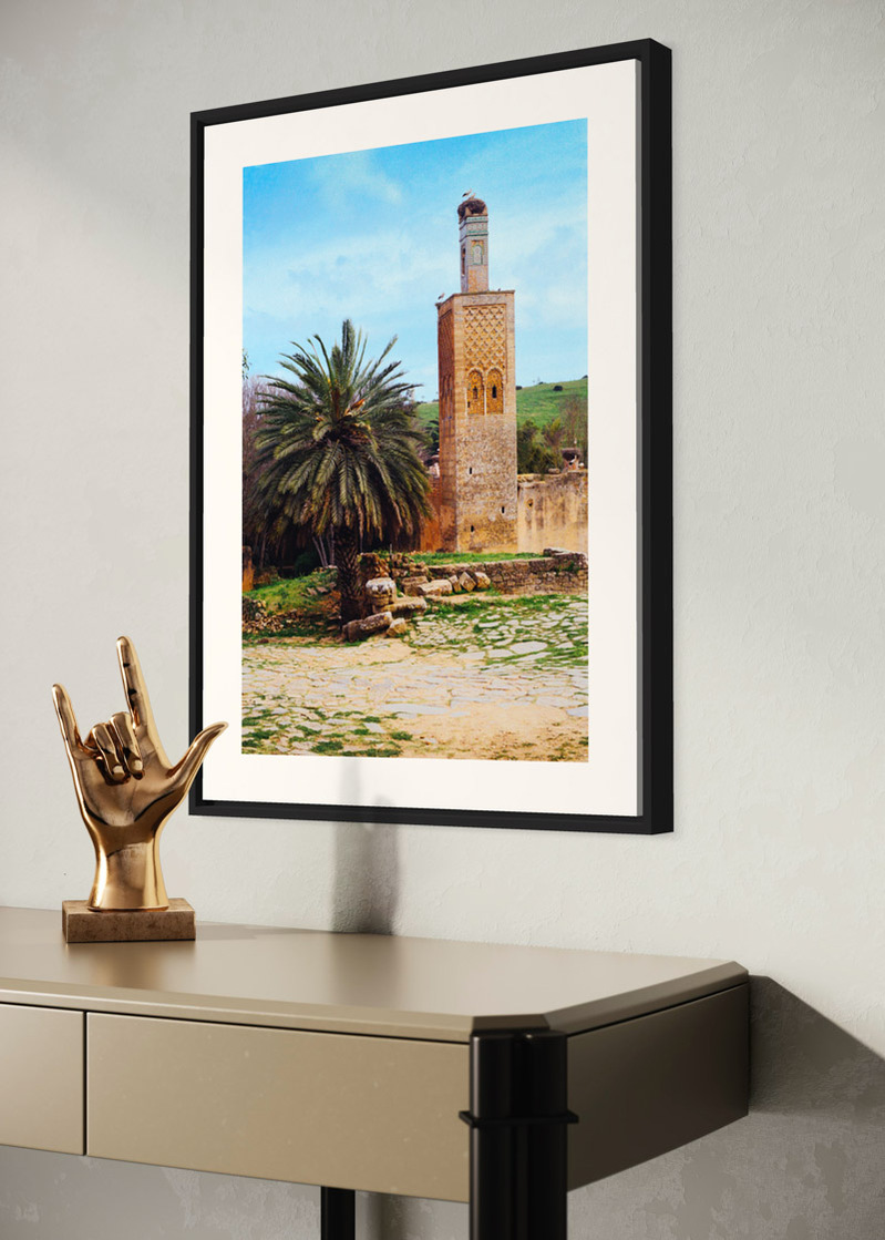 Le Chellah#02. Fine art print. Large 50x70cm format hung on a wall above a console. Golden sculpture of a hand. Photograph.
Tirage d’art. Grand format 50 par 70 centimètres, accroché au-dessus d’une console. Sculpture dorée d’une main. Photographie.