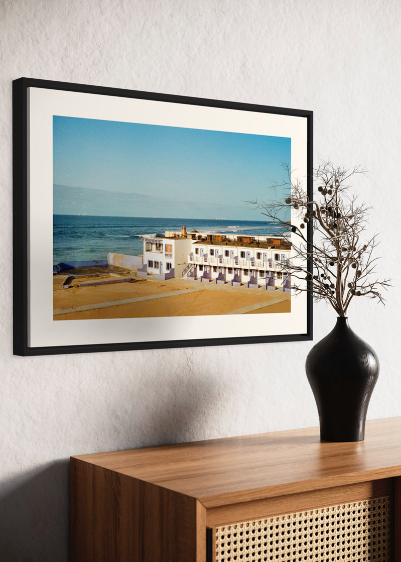 Casablanca#03. Fine art print. Large 50x70cm format hung on a wall above a sideboard. Vase with dried flowers. Photograph.
Tirage d’art. Grand format 50 par 70 centimètres, accroché au mur au-dessus d’un buffet. Vase et fleurs séchées. Photographie.