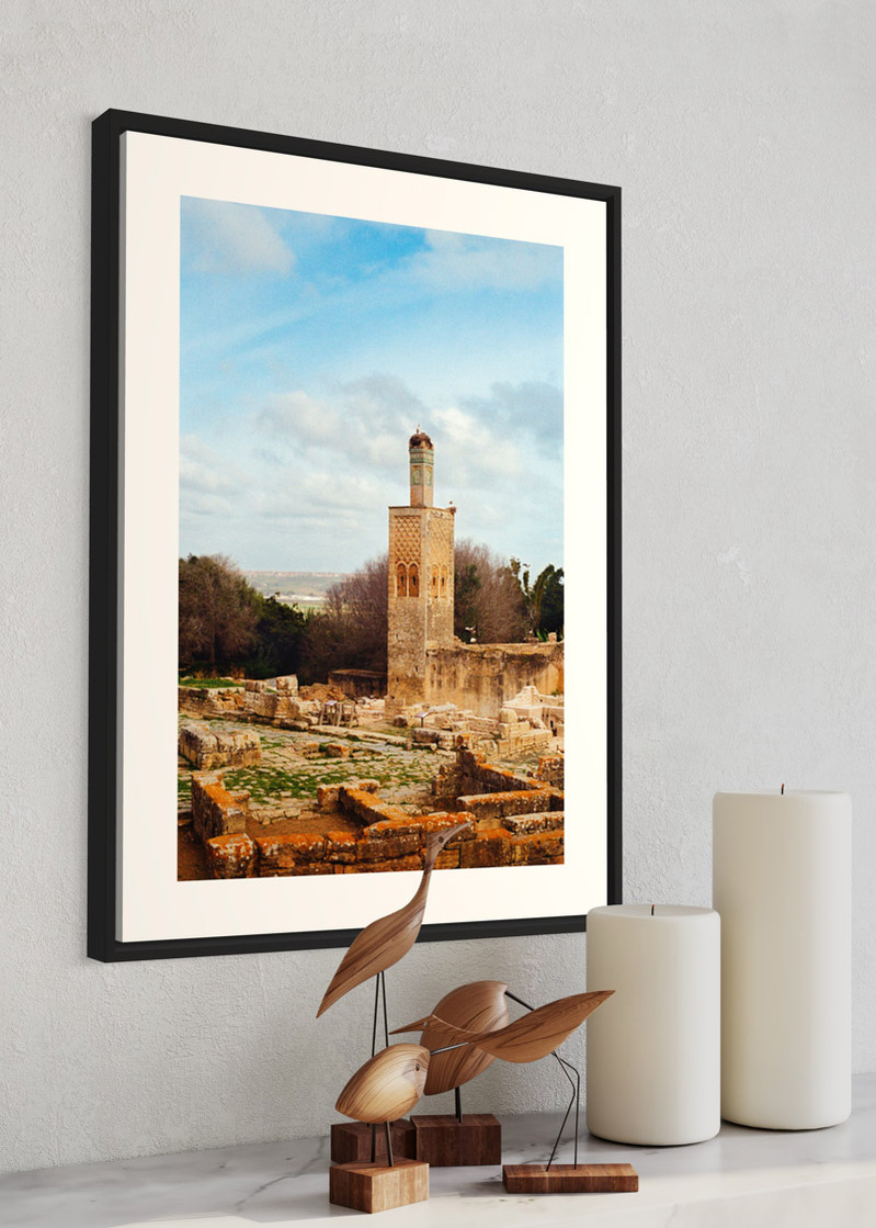 Le Chellah#01. Fine art print. Large 50x70cm format hung on a wall in a modern interior with a sculpture of birds. Photograph.
Tirage d’art. Grand format 50 par 70 centimètres, accroché au mur dans un intérieur moderne avec une sculpture d’oiseaux.