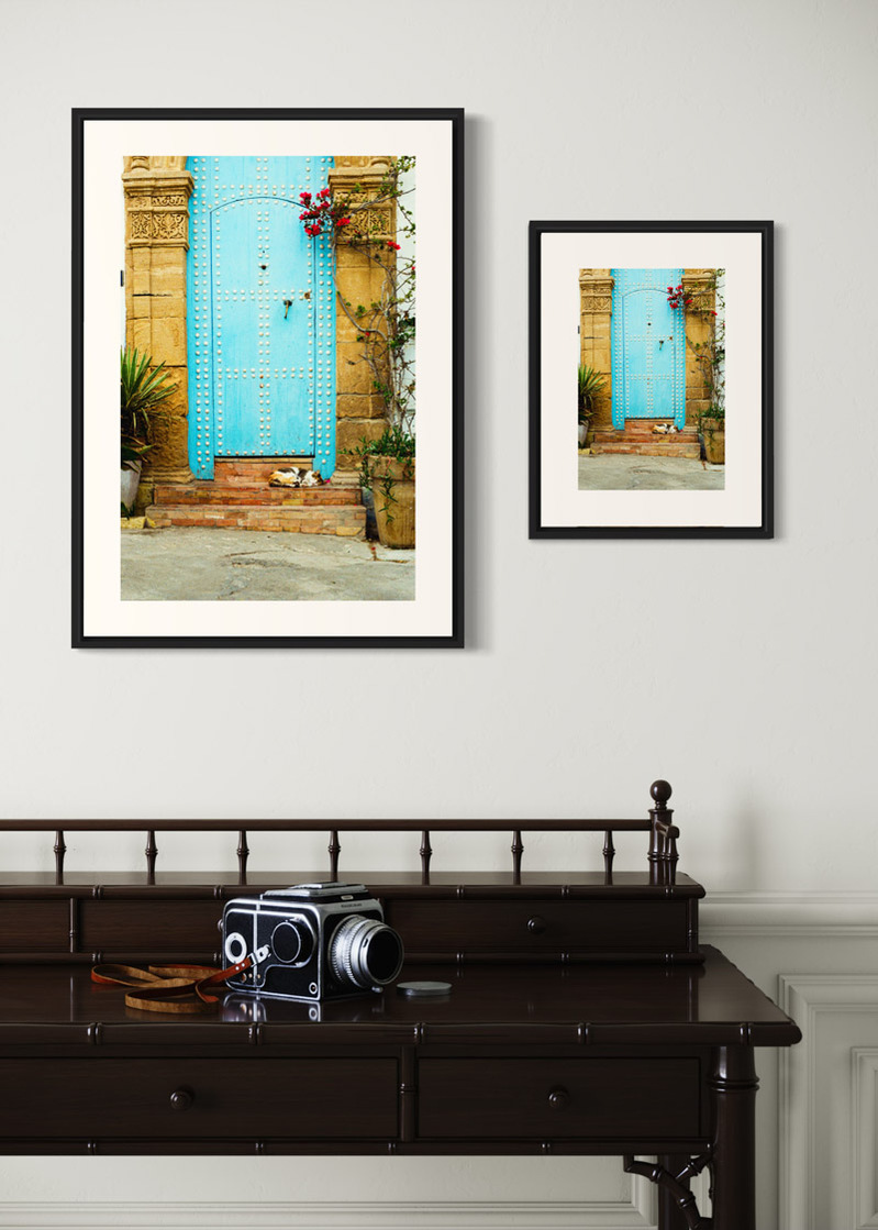 Oudayas#01. Fine art print. Side by side comparison. Large 50x70cm and small 30x40cm formats. Photograph. Wooden console with a medium format camera.
Tirage d’art. Comparaison grand format 50 par 70 centimètres et petit format 30x40cm. Photographie.