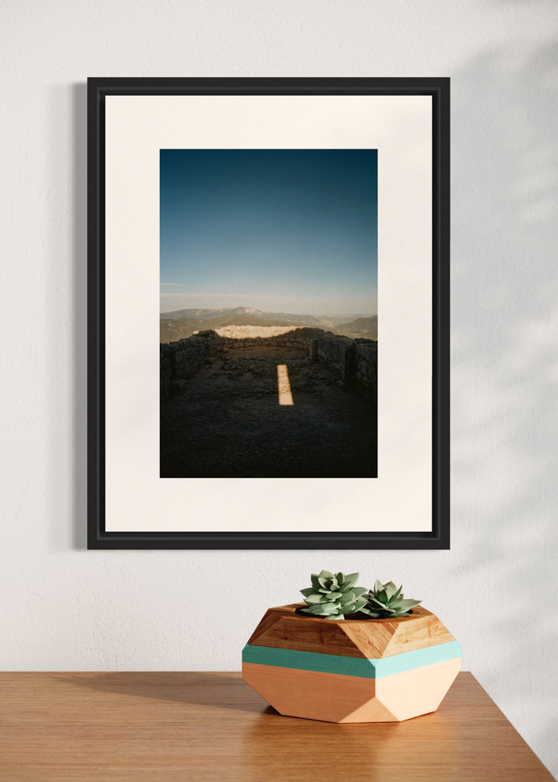 Peyrepertuse#01. Fine art print. Small 30x40 format hung on a wall above a sideboard with a small vase. Photograph.
Tirage d’art. Petit format 30 par 40 centimètres accroché au mur au-dessus d’un buffet. Photographie