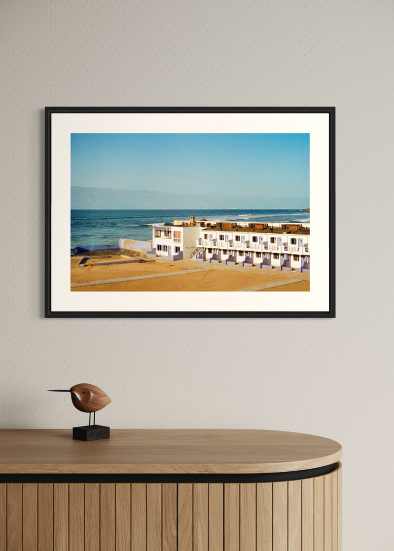 Casablanca#03. Fine art print. Large format 50x70cm hung on a wall above a wooden sideboard. Photograph
Tirage d’art. Grand format 50 par 70 centimètres accroché au mur au-dessus d’un buffet en bois. Photographie
