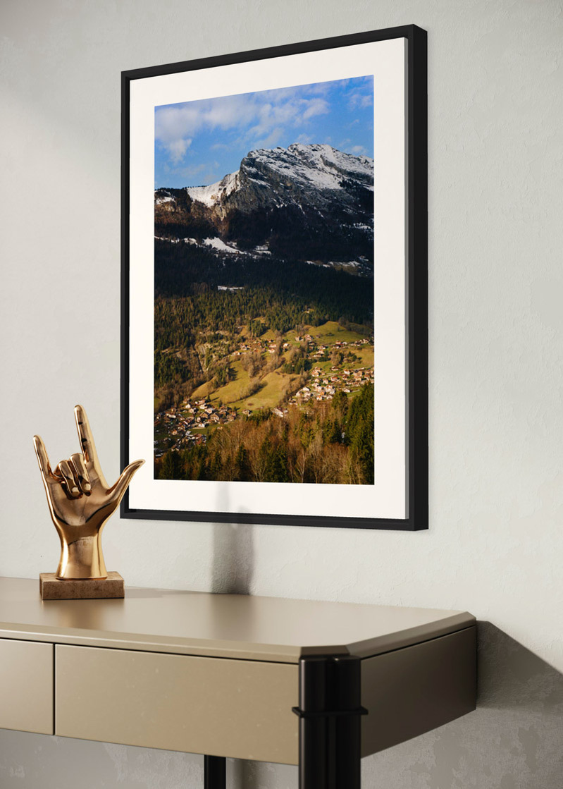Thones#01. Fine art print. Large 50x70cm format hung on a wall above a console. Golden sculpture of a hand. Photograph.
Tirage d’art. Grand format 50 par 70 centimètres, accroché au-dessus d’une console. Sculpture dorée d’une main. Photographie