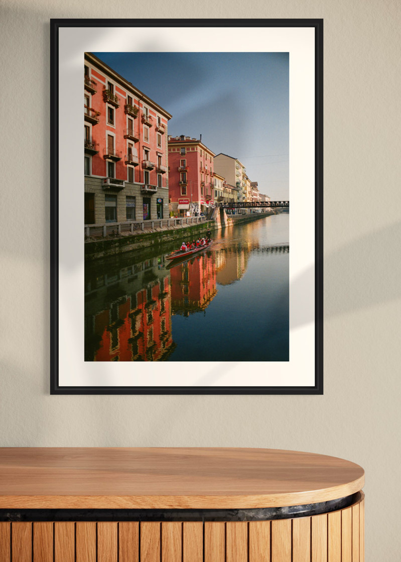 Milan#01. Fine art print. Large format 50x70cm hung on a wall above a wooden sideboard. Photograph
Tirage d’art. Grand format 50 par 70 centimètres accroché au mur au-dessus d’un buffet en bois. Photographie
