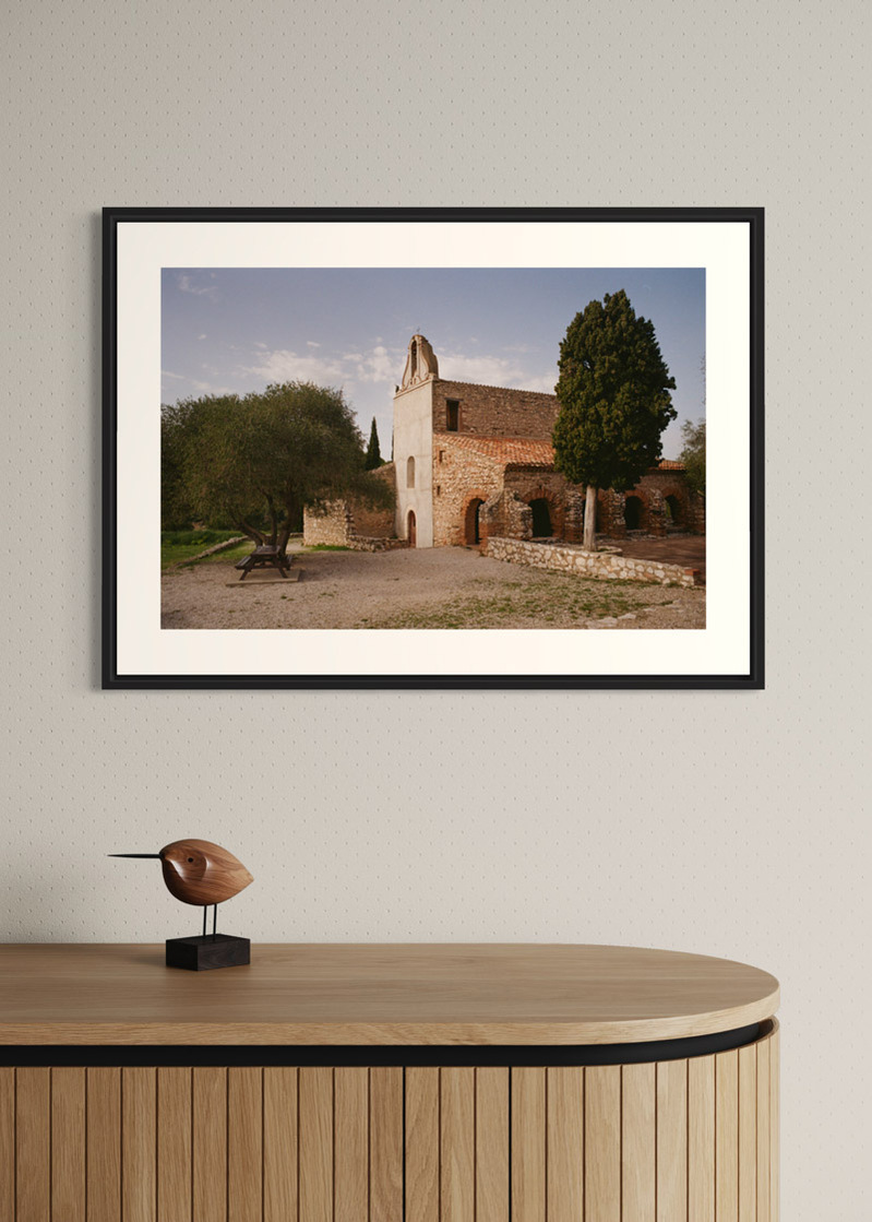 Estagel#01. Fine art print. Large format 50x70cm hung on a wall above a wooden sideboard. Photograph
Tirage d’art. Grand format 50 par 70 centimètres accroché au mur au-dessus d’un buffet en bois. Photographie