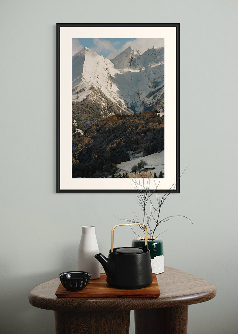 Haute Savoie#01. Fine art print. Large format 50x70cm hung on a wall above a coffee table. Teapot and candles. Photograph
Tirage d’art. Grand format 50 par 70 centimètres accroché au mur au-dessus d’une table basse. Théière et bougies. Photographie