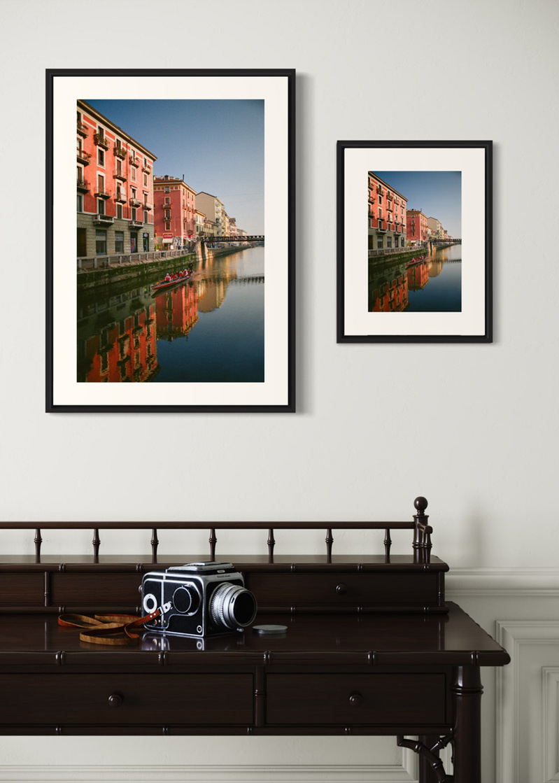 Milan#01. Fine art print. Side by side comparison. Large 50x70cm and small 30x40cm formats. Photograph. Wooden console with a medium format camera.
Tirage d’art. Comparaison grand format 50 par 70 centimètres et petit format 30x40cm. Photographie.