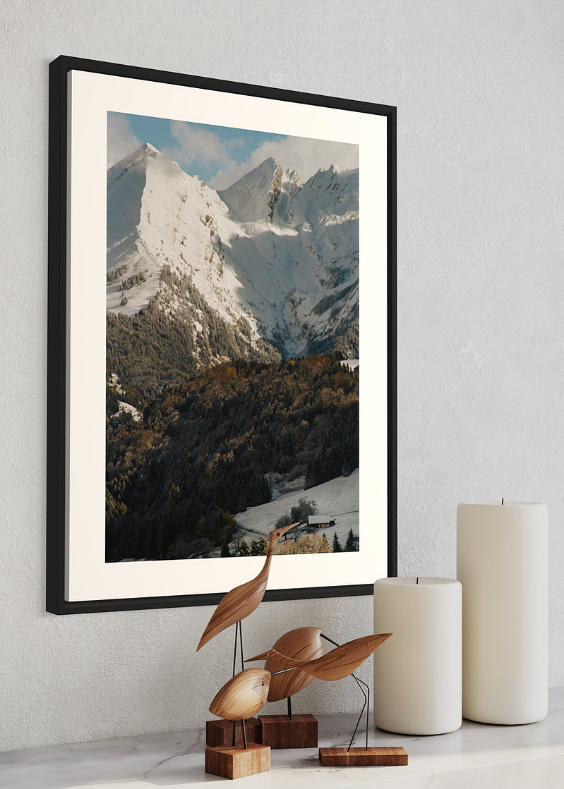 Haute Savoie#01. Fine art print. Large 50x70cm format hung on a wall in a modern interior with a sculpture of birds. Photograph.
Tirage d’art. Grand format 50 par 70 centimètres, accroché au mur dans un intérieur moderne avec une sculpture d’oiseaux