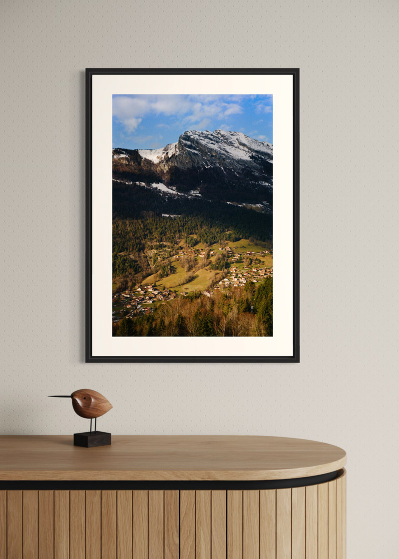 Thones#01. Fine art print. Large format 50x70cm hung on a wall above a wooden sideboard. Photograph
Tirage d’art. Grand format 50 par 70 centimètres accroché au mur au-dessus d’un buffet en bois. Photographie