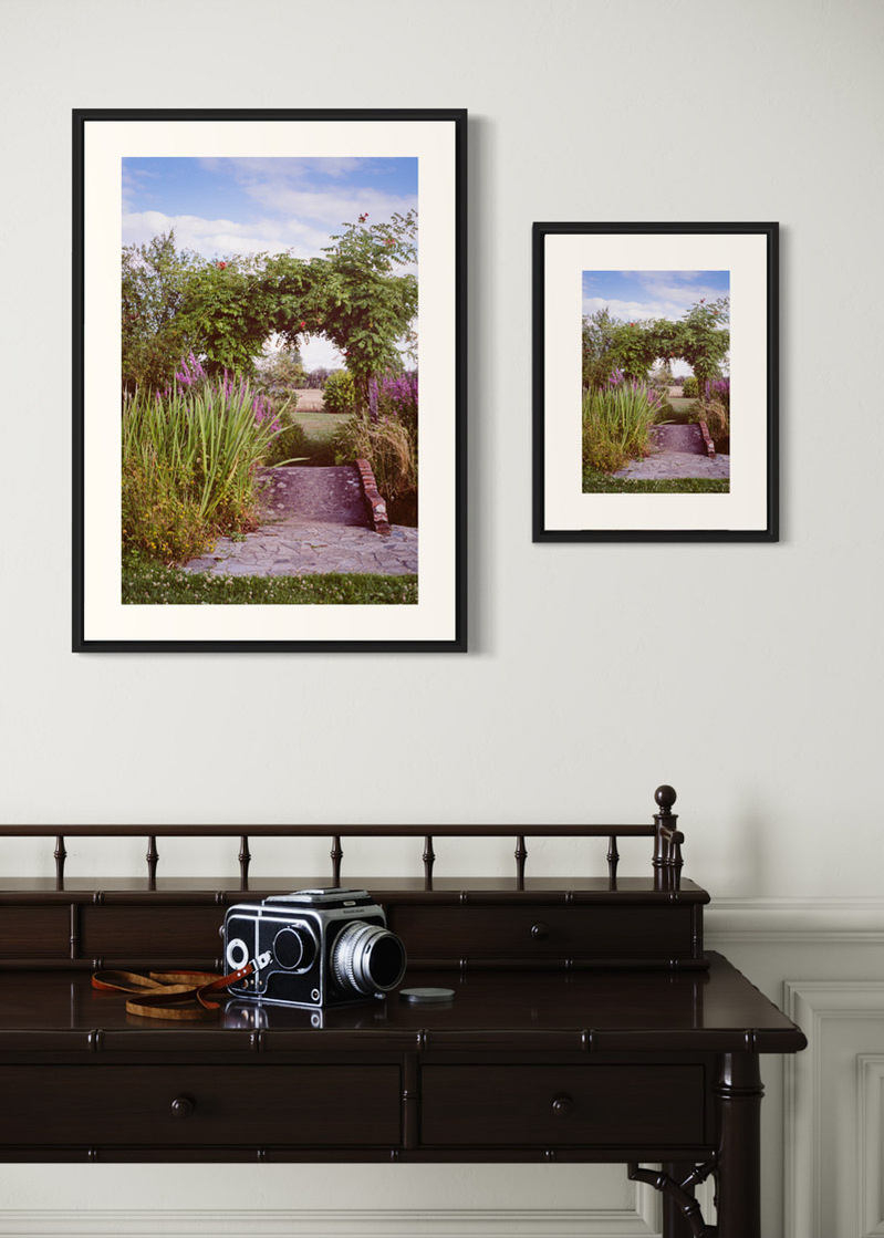 Sologne#01. Fine art print. Side by side comparison. Large 50x70cm and small 30x40cm formats. Photograph. Wooden console with a medium format camera.
Tirage d’art. Comparaison grand format 50 par 70 centimètres et petit format 30x40cm. Photographie