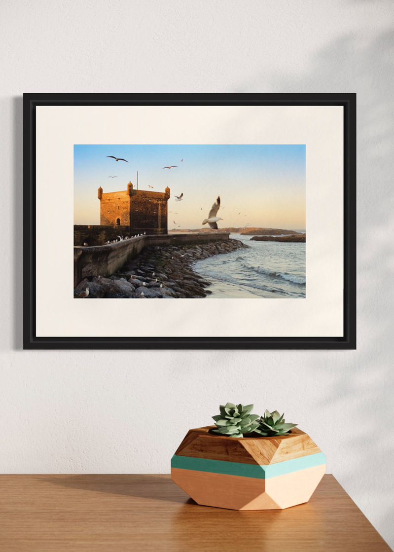 Essaouira#03. Fine art print. Small 30x40 format hung on a wall above a sideboard with a small vase. Photograph.
Tirage d’art. Petit format 30 par 40 centimètres accroché au mur au-dessus d’un buffet. Photographie.