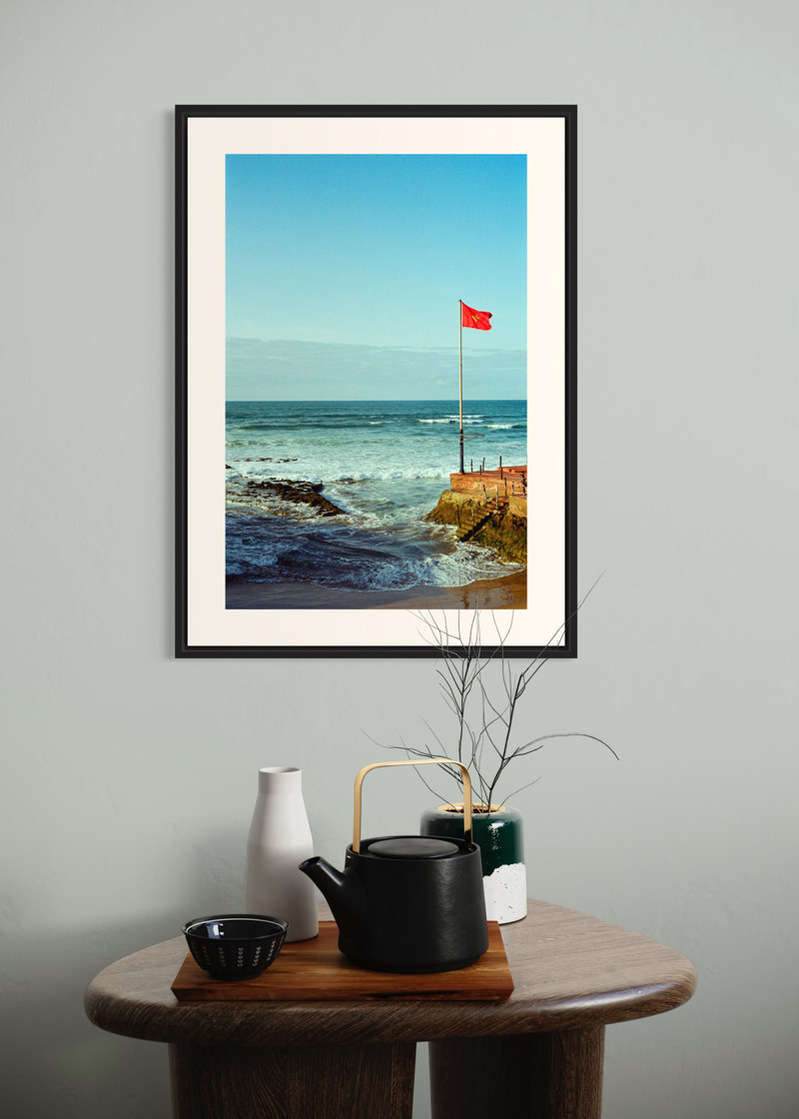 Casablanca#. Fine art print. Large format 50x70cm hung on the wall above a coffee table with teapot and candles. Photograph
Tirage d’art. Grand format 50 par 70 centimètres accroché au mur au-dessus d’une table basse avec théière et bougies. Photographie