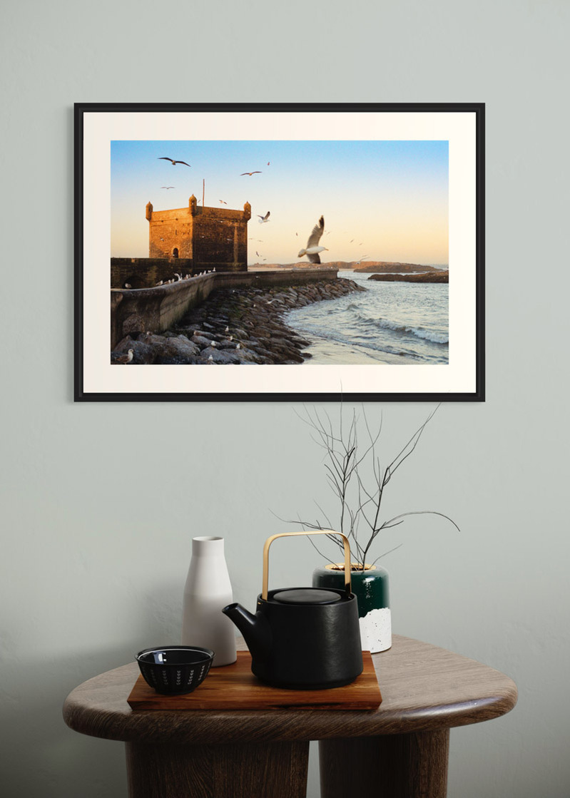 Essaouira#03. Fine art print. Large format 50x70cm hung on a wall above a coffee table. Teapot and candles. Photograph
Tirage d’art. Grand format 50 par 70 centimètres accroché au mur au-dessus d’une table basse. Théière et bougies. Photographie
