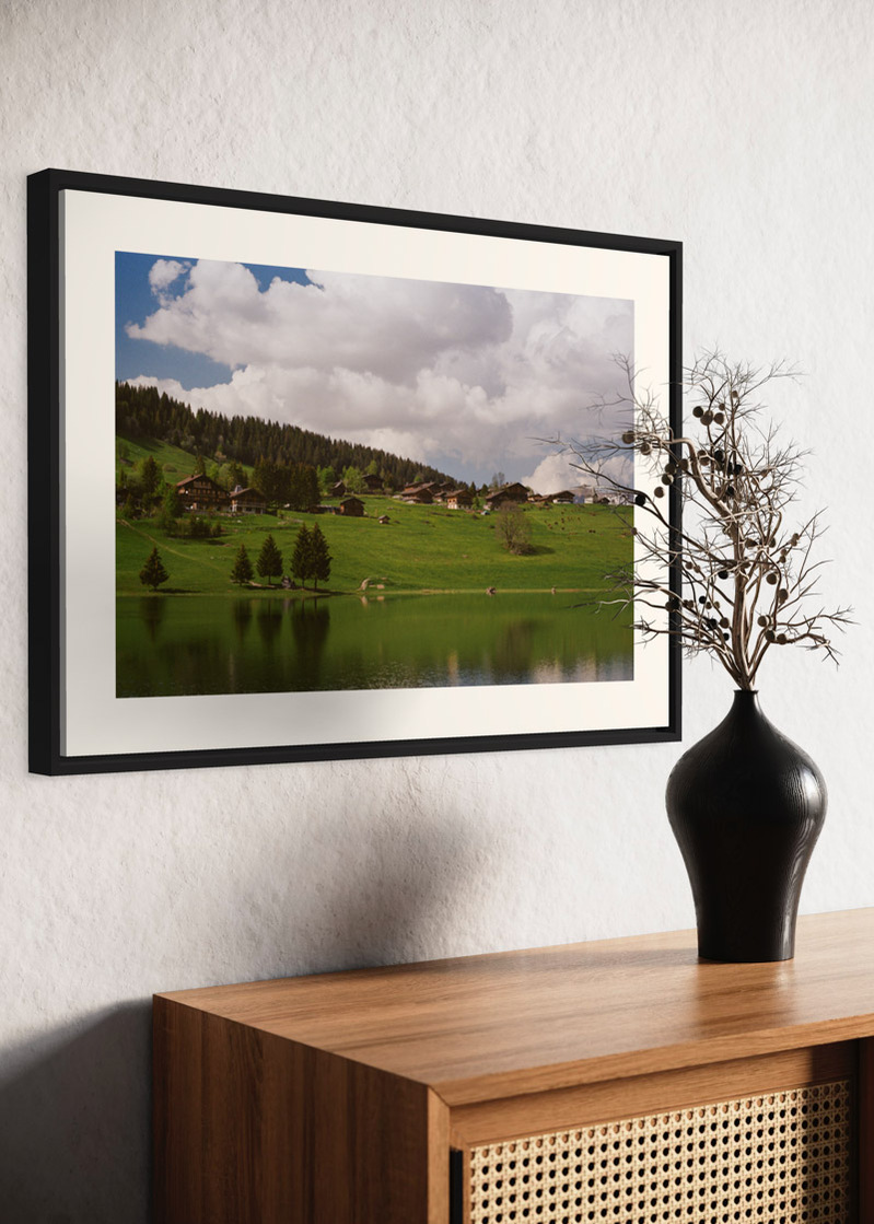 La Clusaz#02. Fine art print. Large 50x70cm format hung on a wall above a sideboard. Vase with dried flowers. Photograph.
Tirage d’art. Grand format 50 par 70 centimètres, accroché au mur au-dessus d’un buffet. Vase et fleurs séchées. Photographie