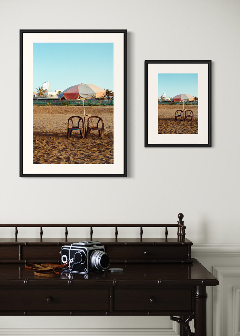 Casablanca#02. Fine art print. Side by side comparison. Large 50x70cm and small 30x40cm formats. Photograph. Wooden console with a medium format camera.
Tirage d’art. Comparaison grand format 50 par 70 centimètres et petit format 30x40cm. Photographie.