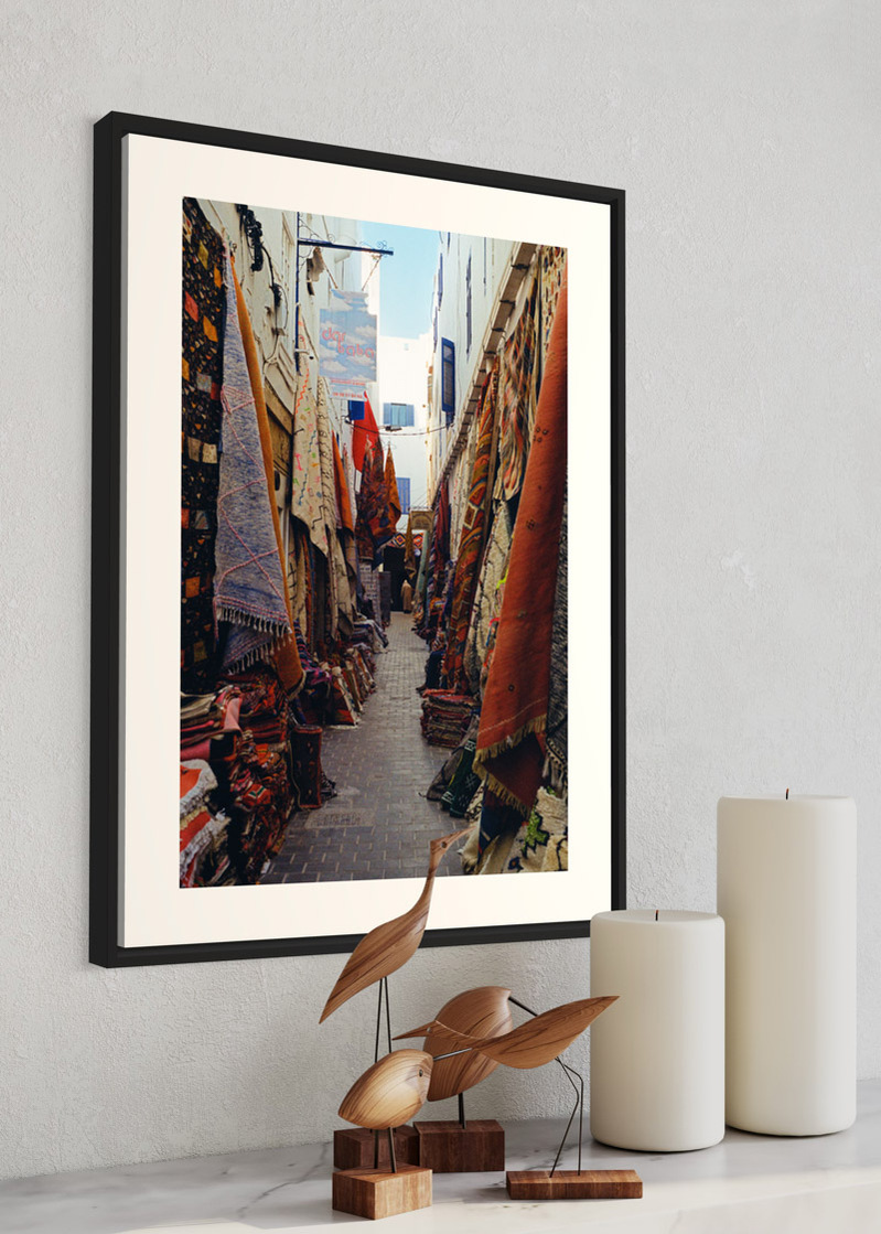 Essaouira#01. Fine art print. Large 50x70cm format hung on a wall in a modern interior with a sculpture of birds. Photograph.
Tirage d’art. Grand format 50 par 70 centimètres, accroché au mur. Intérieur moderne avec une sculpture d’oiseaux. Photographie