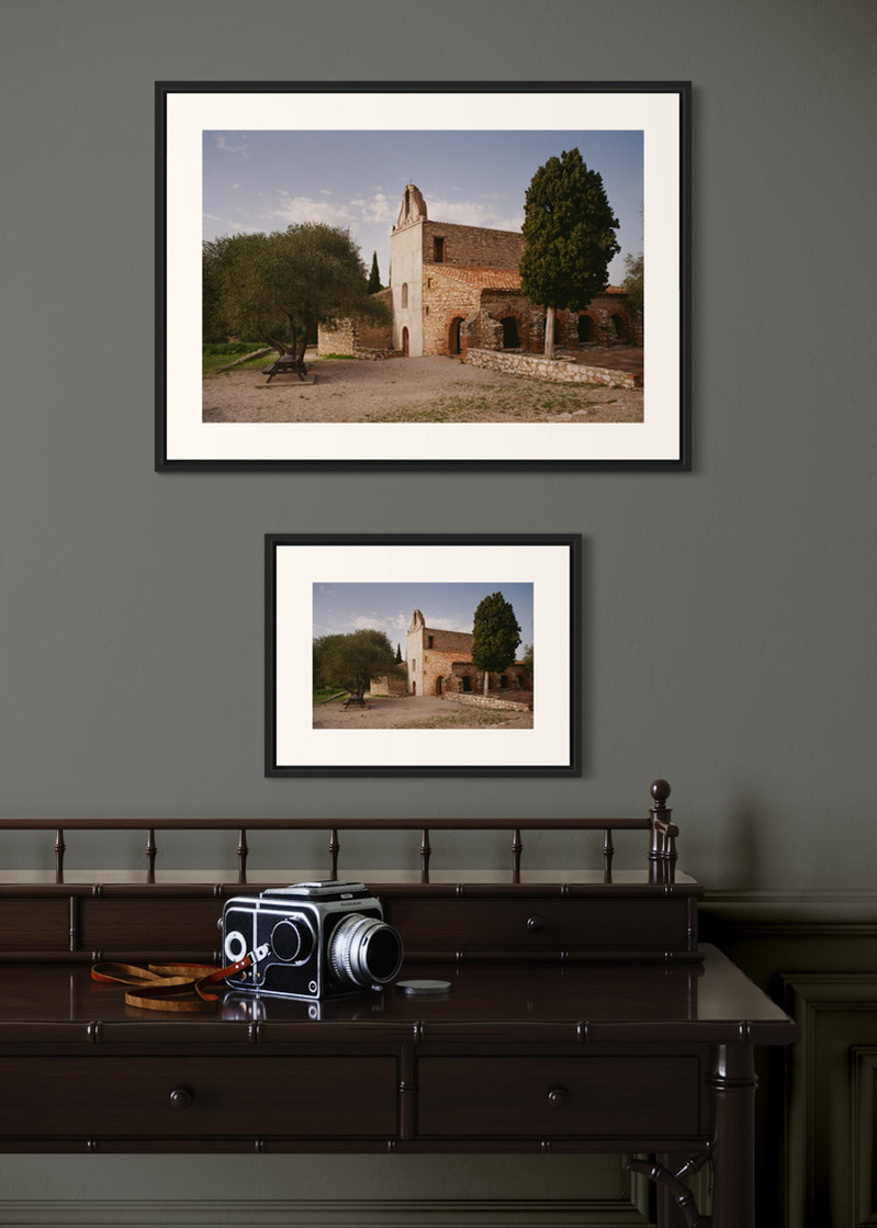 Estagel#01. Fine art print. Side by side comparison. Large 50x70cm and small 30x40cm formats. Photograph. Wooden console with a medium format camera.
Tirage d’art. Comparaison grand format 50 par 70 centimètres et petit format 30x40cm. Photographie