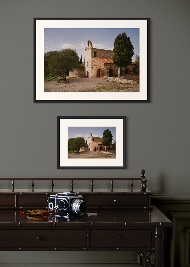 Estagel#01. Fine art print. Side by side comparison. Large 50x70cm and small 30x40cm formats. Photograph. Wooden console with a medium format camera.
Tirage d’art. Comparaison grand format 50 par 70 centimètres et petit format 30x40cm. Photographie