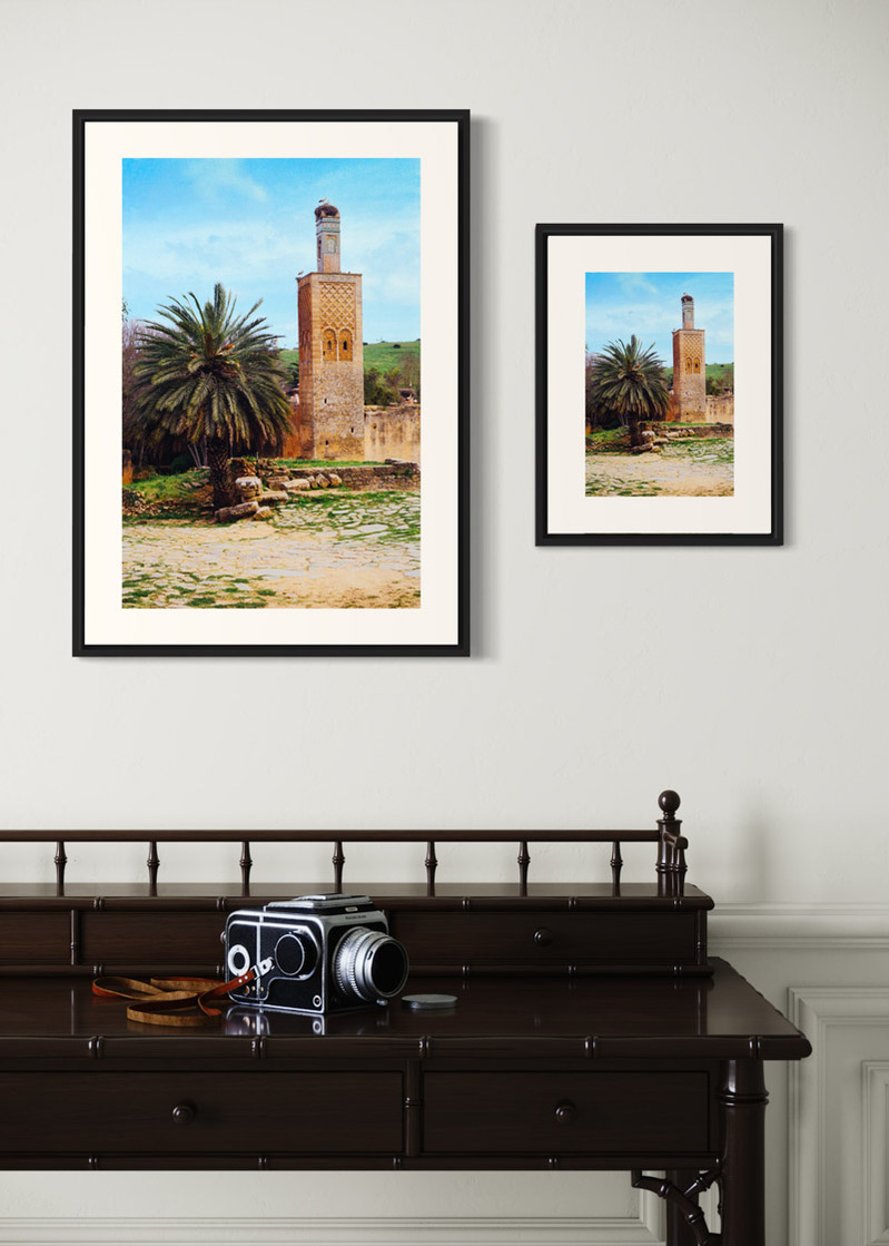 Le Chellah#02. Fine art print. Side by side comparison. Large 50x70cm and small 30x40cm formats. Photograph. Wooden console with a medium format camera.
Tirage d’art. Comparaison grand format 50 par 70 centimètres et petit format 30x40cm. Photographie.
