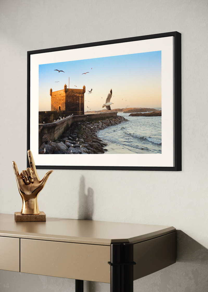 Essaouira#03. Fine art print. Large 50x70cm format hung on a wall above a console. Golden sculpture of a hand. Photograph
Tirage d’art. Grand format 50 par 70 centimètres, accroché au-dessus d’une console. Sculpture dorée d’une main. Photographie