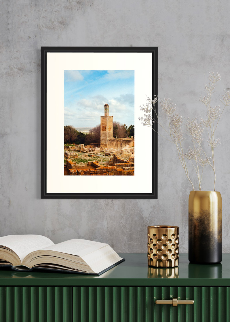 Le Chellah#01. Fine art print. Small 30x40 format on a wall above a green sideboard with a book and two candles. Photograph.
Tirage d’art. Petit format 30 par 40 centimètres accroché au mur au-dessus d’un buffet vert. Photographie.