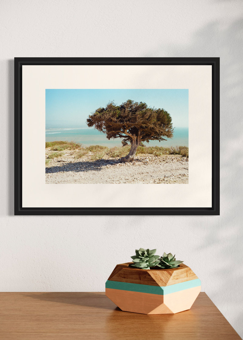 Essaouira#02. Fine art print. Small 30x40 format hung on a wall above a sideboard with a small vase. Photograph.
Tirage d’art. Petit format 30 par 40 centimètres accroché au mur au-dessus d’un buffet. Photographie