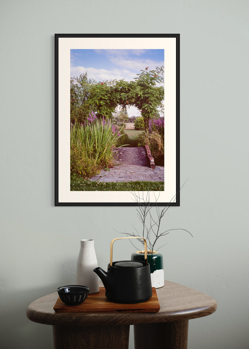 Sologne#01. Fine art print. Large format 50x70cm hung on a wall. Coffee table. Teapot and candles. Photograph
Tirage d’art. Grand format 50 par 70 centimètres accroché au mur au-dessus d’une table basse. Théière et bougies. Photographie