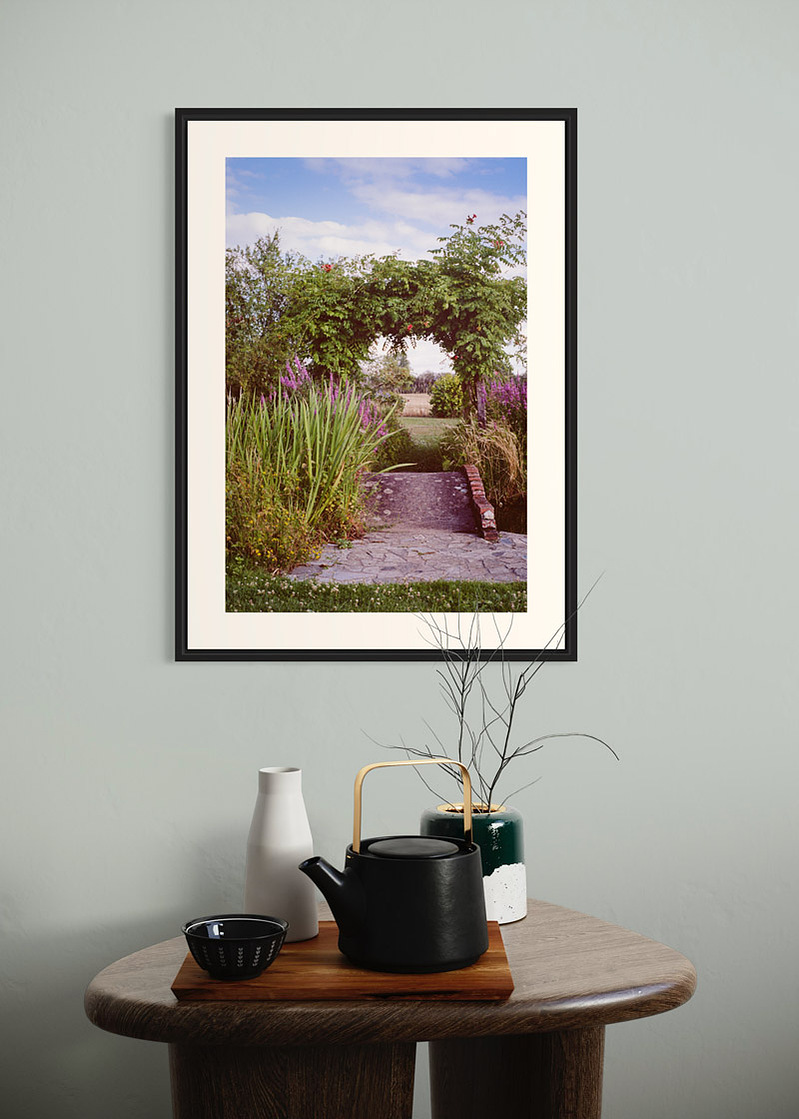Sologne#01. Fine art print. Large format 50x70cm hung on a wall. Coffee table. Teapot and candles. Photograph
Tirage d’art. Grand format 50 par 70 centimètres accroché au mur au-dessus d’une table basse. Théière et bougies. Photographie