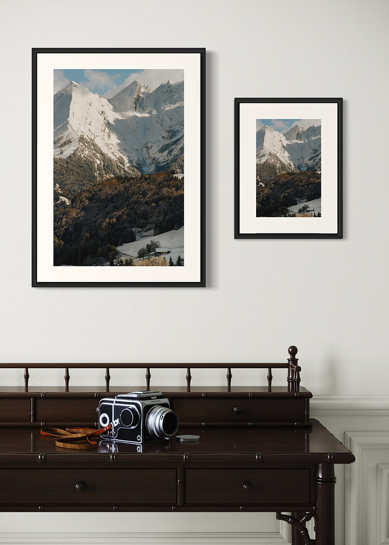 Haute Savoie#01. Fine art print. Side by side comparison. Large 50x70cm and small 30x40cm formats. Photograph. Wooden console with a medium format camera.
Tirage d’art. Comparaison grand format 50 par 70 centimètres et petit format 30x40cm. Photographie