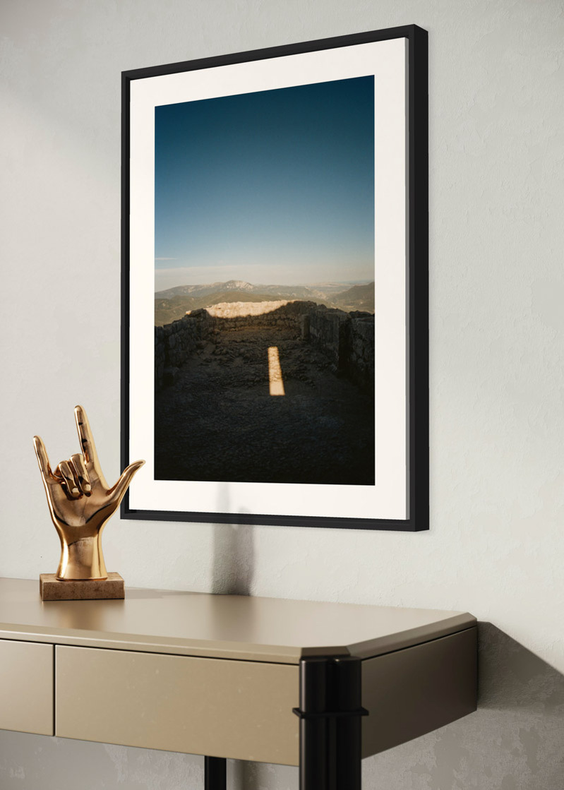 Peyrepertuse#01. Fine art print. Large 50x70cm format hung on a wall above a console. Golden sculpture of a hand. Photograph.
Tirage d’art. Grand format 50 par 70 centimètres, accroché au-dessus d’une console. Sculpture dorée d’une main. Photographie