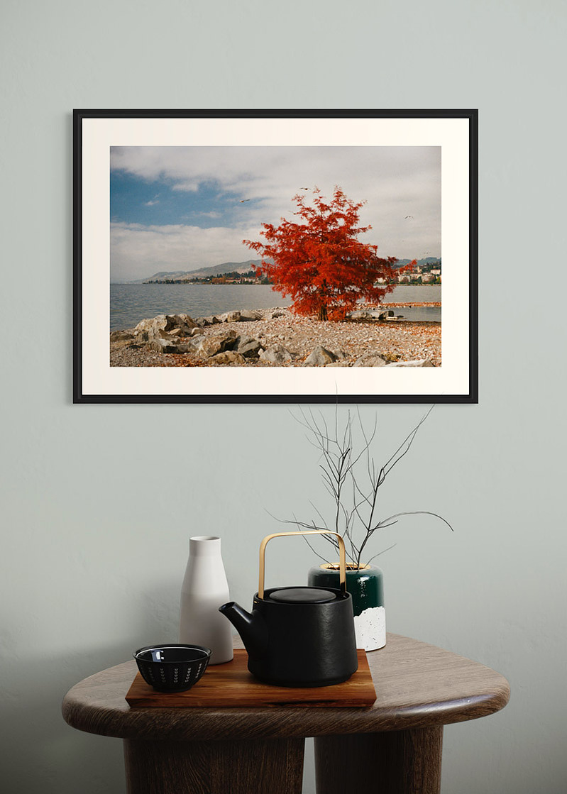 Switzerland#01. Fine art print. Large format 50x70cm hung on a wall above a coffee table. Teapot and candles. Photograph
Tirage d’art. Grand format 50 par 70 centimètres accroché au mur au-dessus d’une table basse. Théière et bougies. Photographie