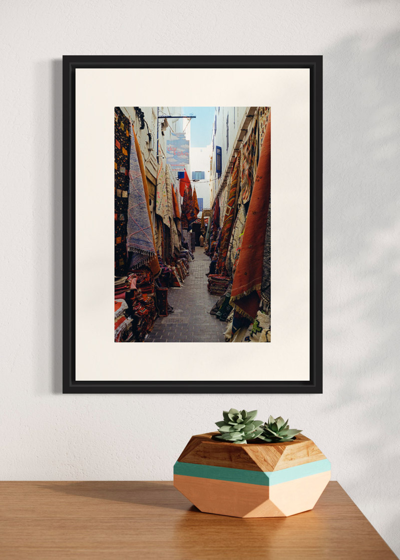 Essaouira#01. Fine art print. Small 30x40 format hung on a wall above a sideboard with a small vase. Photograph.
Tirage d’art. Petit format 30 par 40 centimètres accroché au mur au-dessus d’un buffet. Photographie.