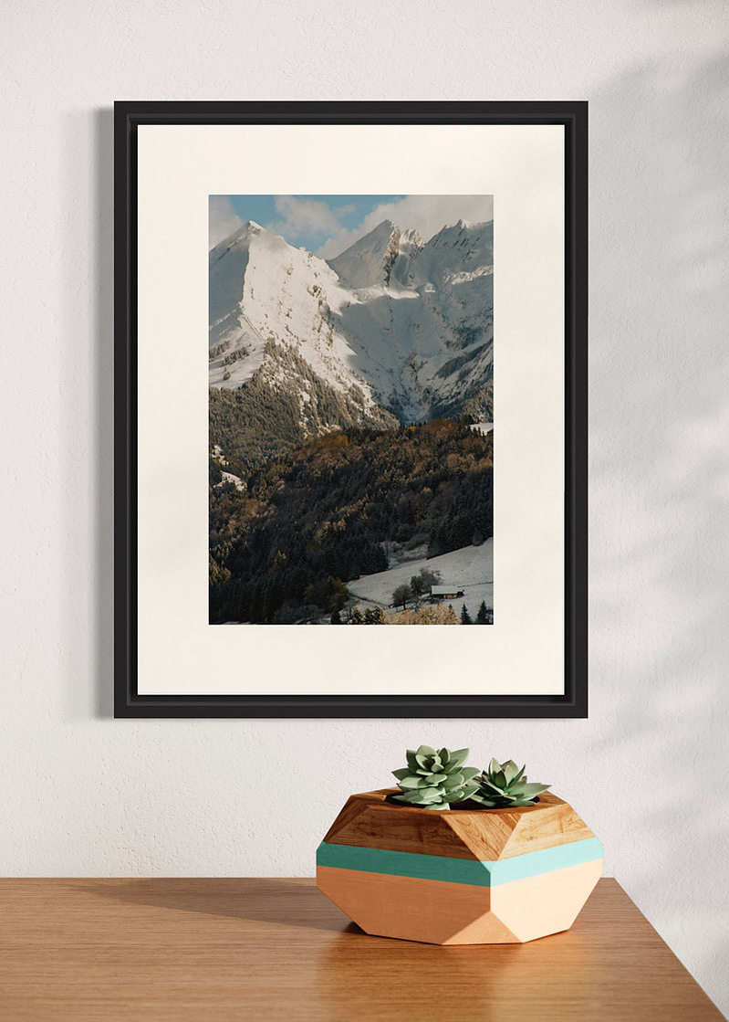 Haute Savoie#01. Fine art print. Small 30x40 format hung on a wall above a sideboard with a small vase. Photograph.
Tirage d’art. Petit format 30 par 40 centimètres accroché au mur au-dessus d’un buffet. Photographie