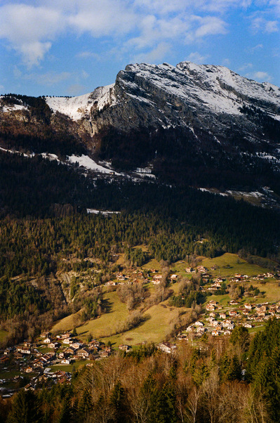 A mountain with snow on its top, and a city in the valley, at the end of autumn. Sun lights up the valley while the slopes of the mountain remain in shadows. France, Auvergne-Rhône-Alpes, Haute-Savoie, Thônes, 2020
Montagne enneigée et vallée ensoleillée