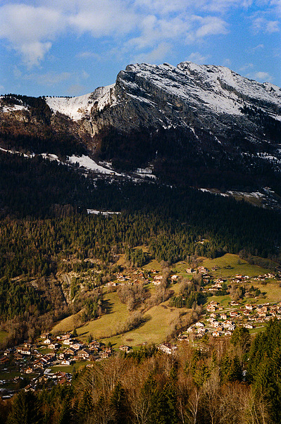 A mountain with snow on its top, and a city in the valley, at the end of autumn. Sun lights up the valley while the slopes of the mountain remain in shadows. France, Auvergne-Rhône-Alpes, Haute-Savoie, Thônes, 2020
Montagne enneigée et vallée ensoleillée