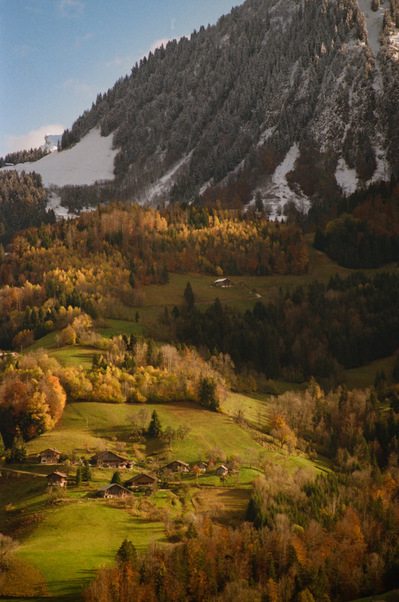 Mountain of Sulens, slopes covered with trees and snow, while a golden light illuminates the mountain's base, its autumnal beige and yellow vegetation, as well as a hamlet of chalets. France, Haute-Savoie, Manigod, 2021
Montagne de Sulens à l'heure dorée