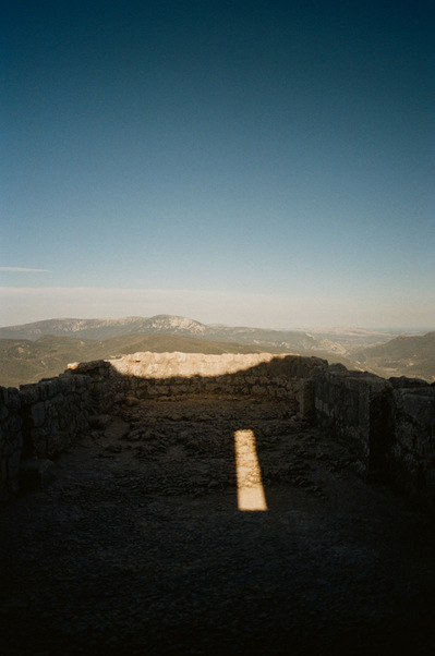 In the ruins of a castle overlooking an indiscernible landscape, on a terrace in the open air, the sun draws a rectangle of brilliant light among the shadows. France, Occitanie, Pyrenees-Orientales, Peyrepertuse, 2022
Château, rectangle de lumière.