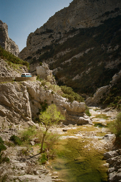 A Volkswagen combi is stopped under a hot sun on a road on the side of a cliff. In the middle of these rocky gorges flows weakly the Agly river. France, Occitanie, Pyrenees-Orientales, Gorges de Galamus, April 2022.
Rivière Agly. Falaises. Minivan