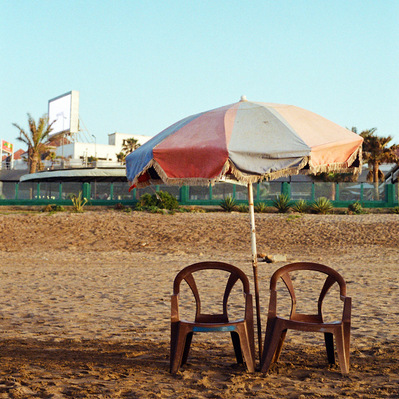 Two lonely brown plastic armchairs under a sun-discolored parasol, on the beach sand. Aïn Diab beach, Casablanca, Morocco, 2020
2 fauteuils de plastique brun sous un parasol décoloré, abandonnés sur une plage de sable. Maroc, 1er mars 2020