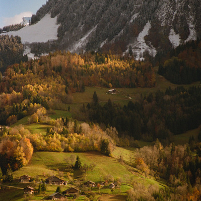 Mountain of Sulens, slopes covered with trees and snow, while a golden light illuminates the mountain's base, its autumnal beige and yellow vegetation, as well as a hamlet of chalets. France, Haute-Savoie, Manigod, 2021
Montagne de Sulens à l'heure dorée