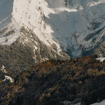 Snow-capped peaks. Slopes are covered with vegetation of a uniformly brown autumn hue. A small chalet with a snow-covered roof is located below, in the shade of the mountains. France, Auvergne-Rhône-Alpes, Haute-Savoie, Manigod, 2021
Pentes enneigées