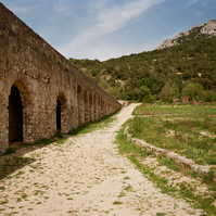 The stone arches of the Roman aqueduct at Ansignan recede towards the horizon in this central vanishing point photo.
Aqueduc romain d'Ansignan. Point de fuite central. Perspective centrale