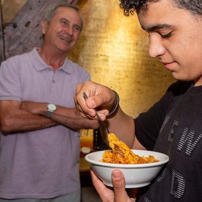 Bologna Regno della pasta fresca, grazie all'antica tradizione delle sfogline, donne dedite alla preparazione di una sfoglia sottilissima e ricca di uova, è nei primi piatti che l'Emilia esprime al meglio il suo potenziale, con paste elaborate 