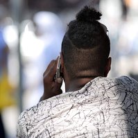 Quartiere Bolognina Persona di colore con telefono cellulare Bologna Italia  people, Bologna