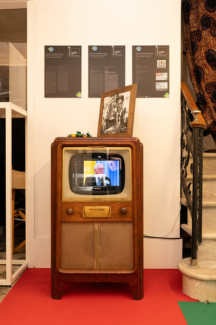Dalla propaganda colonialista alle lotte indipendentiste, da veicolo di diffusione culturale a strumento di controllo politico. Anche nell’era digitale la passione per il mezzo radiofonico nel continente è ancora più viva che mai