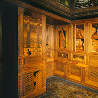 Lo studiolo di Federico II era situato nel suo palazzo a Urbino, nelle Marche, Italia. Era un ambiente raffinato e decorato, progettato per ispirare la concentrazione e la contemplazione. Le pareti dello studiolo erano rivestite da legno intarsi