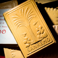 Un calendario a forma di biscotto   L'archivio della ditta Lazzaroni di Saronno rappresenta un tesoro di informazioni storiche e culturali legate all'azienda e alla sua produzione di Amaretto di Saronno.