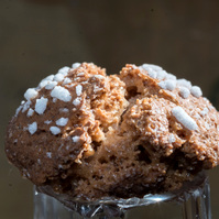 Amaretto di Saronno fotografato da Marco Ravenna. La ricetta del biscotto amaretto può variare leggermente, ma di solito richiede ingredienti come farina, zucchero, mandorle tritate, burro e uova. 