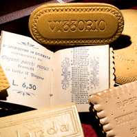 Calendari a forma di biscotti dall' archivio Lazzaroni Saronno
I calendari a forma di biscotti Lazzaroni sono realizzati utilizzando un cartoncino resistente e di alta qualità che viene sagomato per assumere la forma dei biscotti dell'azienda