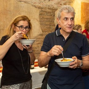 A Bologna le  donne sono sempre state dedite alla preparazione di una sfoglia sottilissima e ricca di uova, è nei primi piatti che l'Emilia esprime al meglio il suo potenziale, con paste elaborate, belle da vedere e 